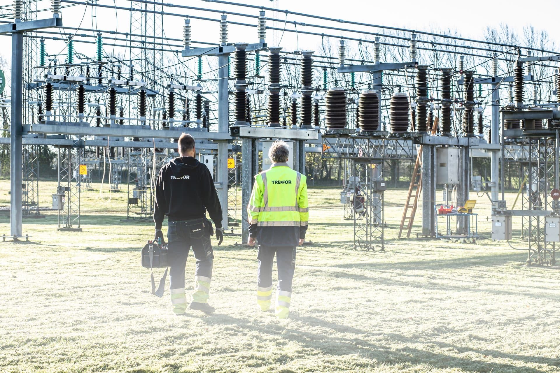 Técnicos revisando una subestación eléctrica