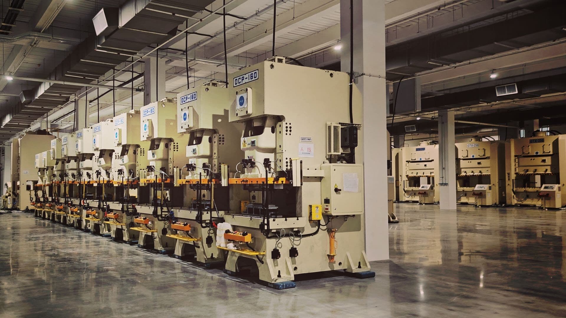 Nave industrial con una línea de máquinas en operación