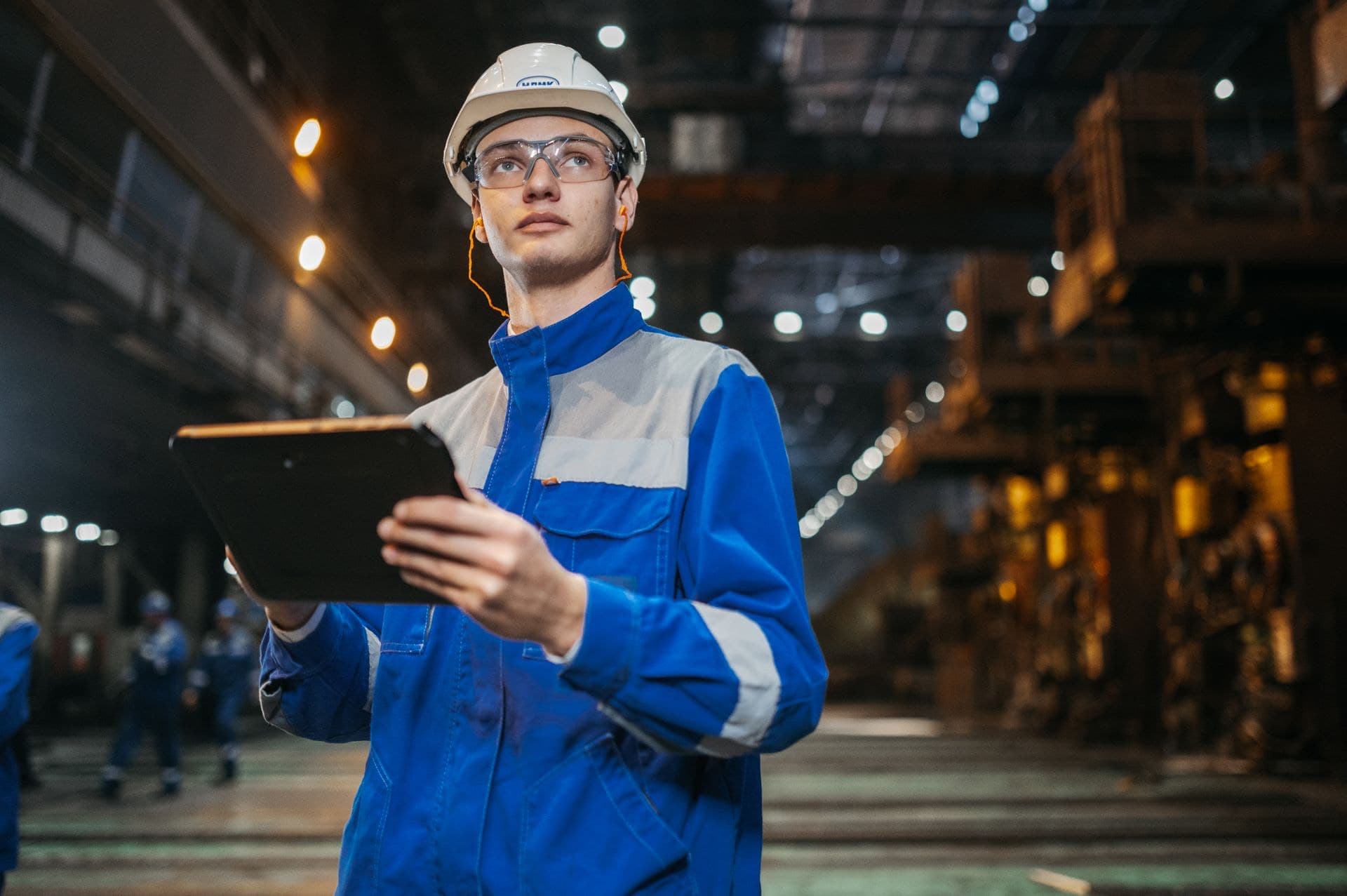 Ingeniero revisando la operación de una planta con una tablet